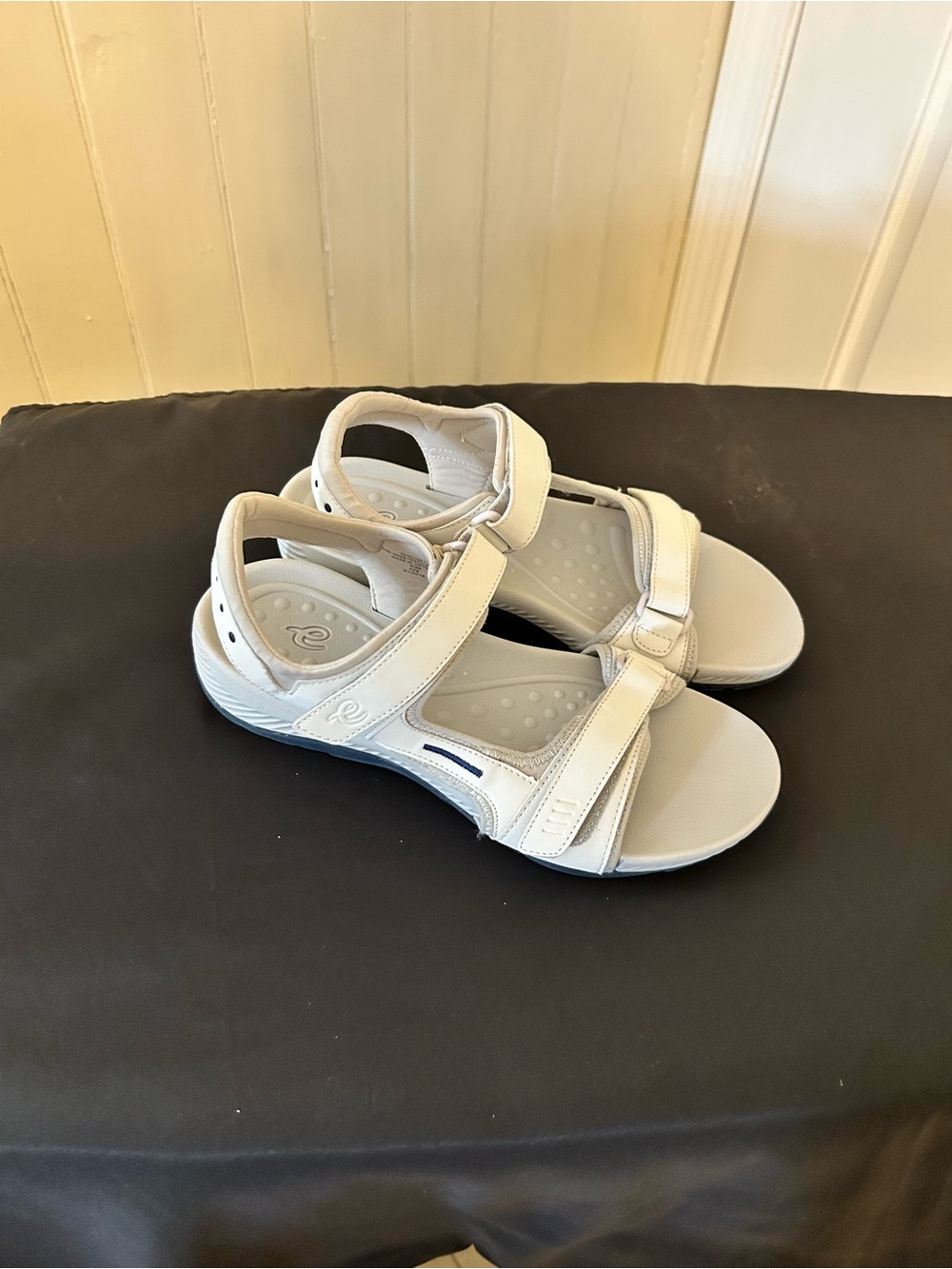 Easy Spirit Woman’s Off White/Cream Sandals/EUC